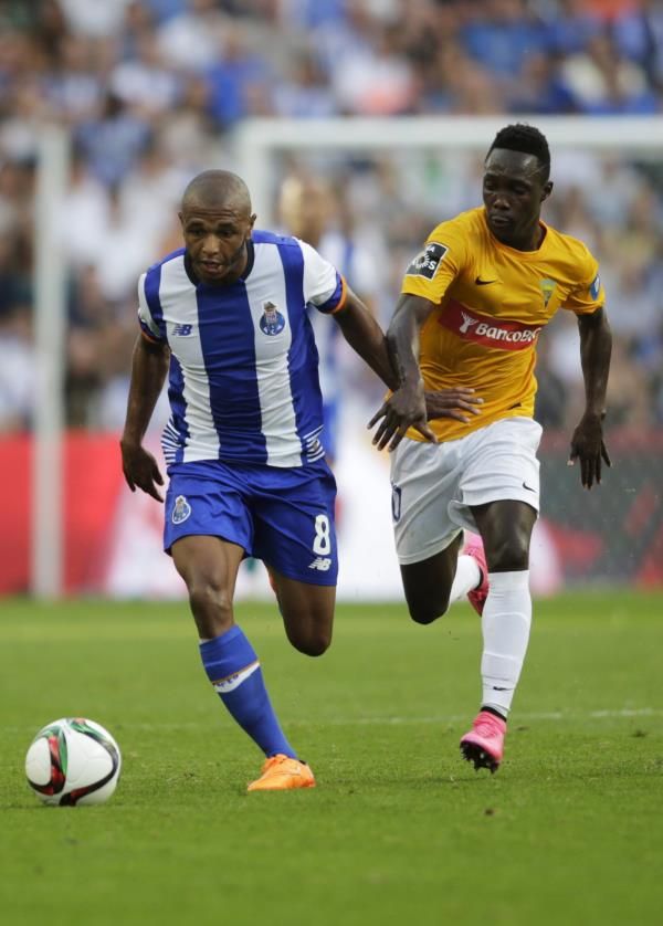 براهيمي (يسار)