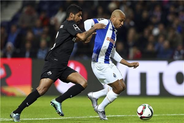 براهيمي (يمين)