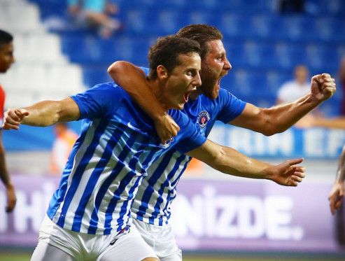 فرحة لاعبو قاسم باشا بالهدف الأول