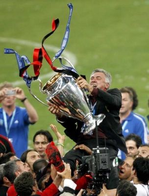 أنشلوتي يحتفل بالفوز بدوري الأبطال في عام 2007
