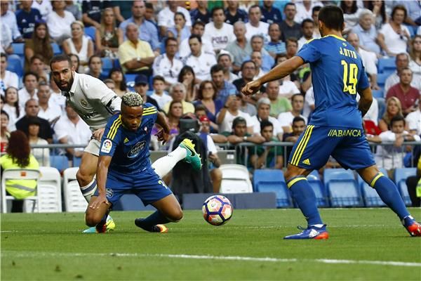 كارفاخال (يسار)