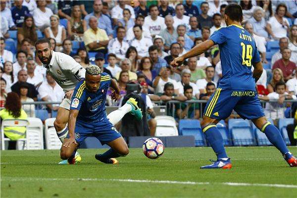 كارفاخال (يسار)