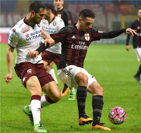 ماكسيموفيتش (يسار)