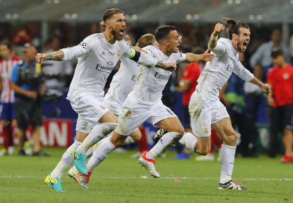 جاريث بيل مع لاعبي ريال مدريد