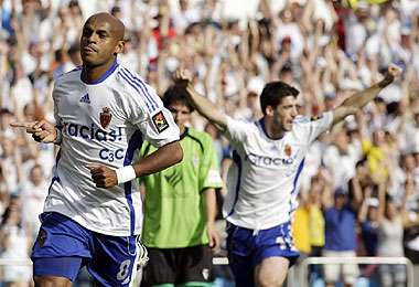 لاعب ريال سرقسطة ايويرثون وفرحة هدف من اهداف الفريق