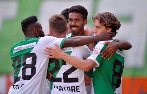 سيف الدين الشابي يتلقى التهاني من زملائه بعد امضاء الهدف الثالث للقاء