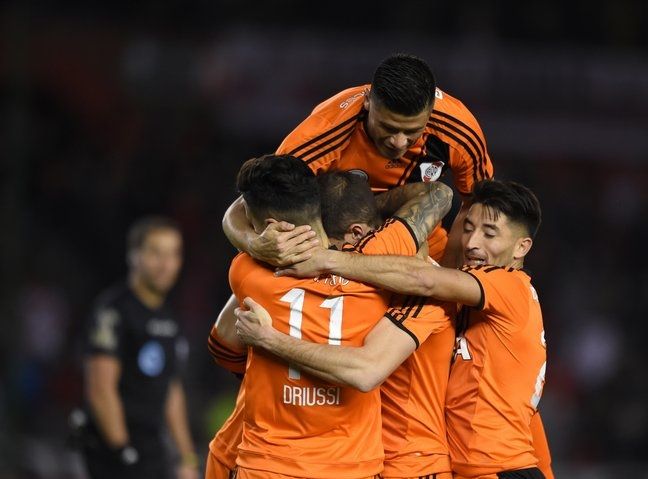 فرحة لاعبي ريفر بليت بأحد الأهداف