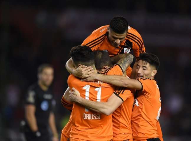 فرحة لاعبي ريفر بليت بأحد الأهداف