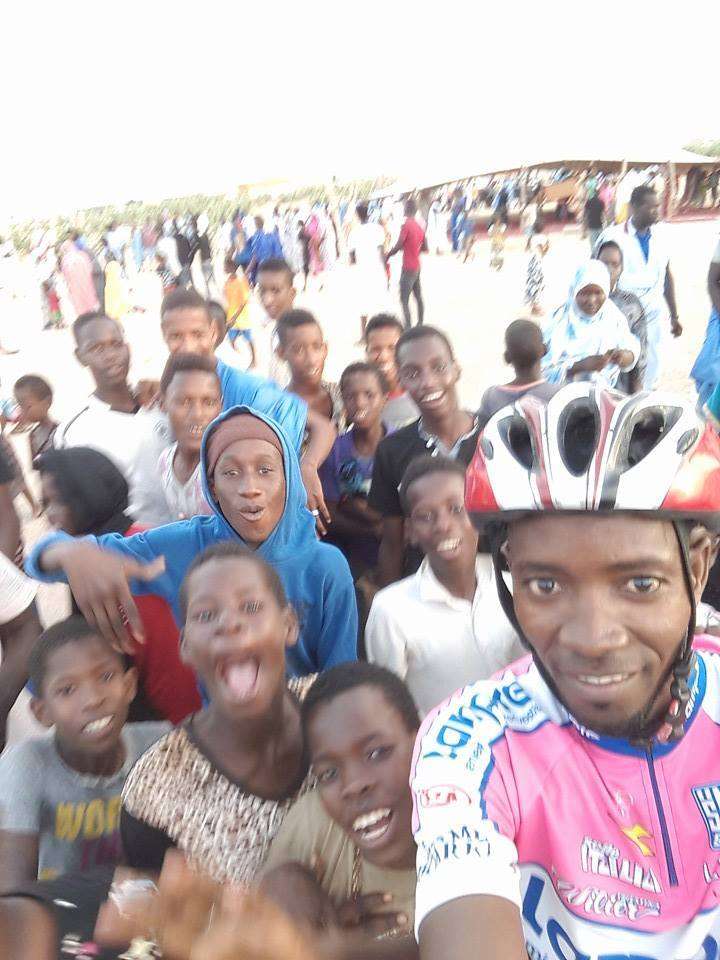 أحد المتسابقين مع الجمهور