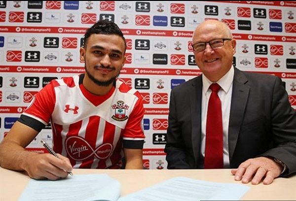 لحظة توقيع اللاعب 