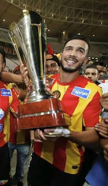 هيثم الجويني يحمل كأس تونس 