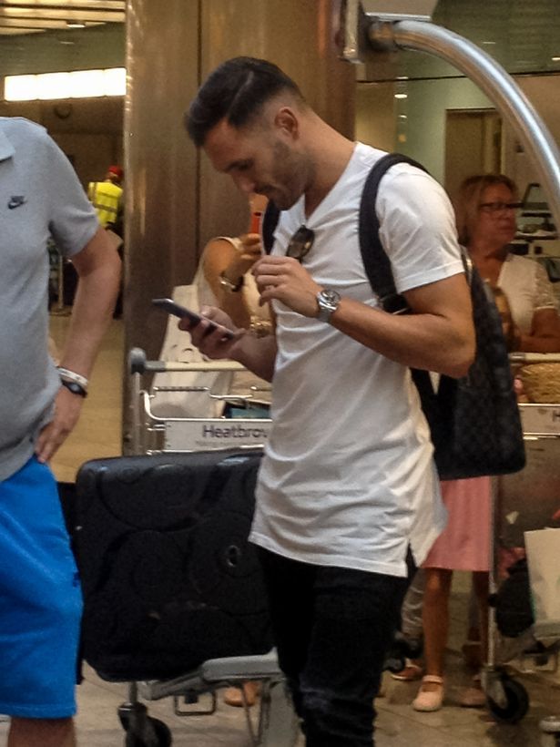 PAY-Lucas-Perez-Heathrow-2