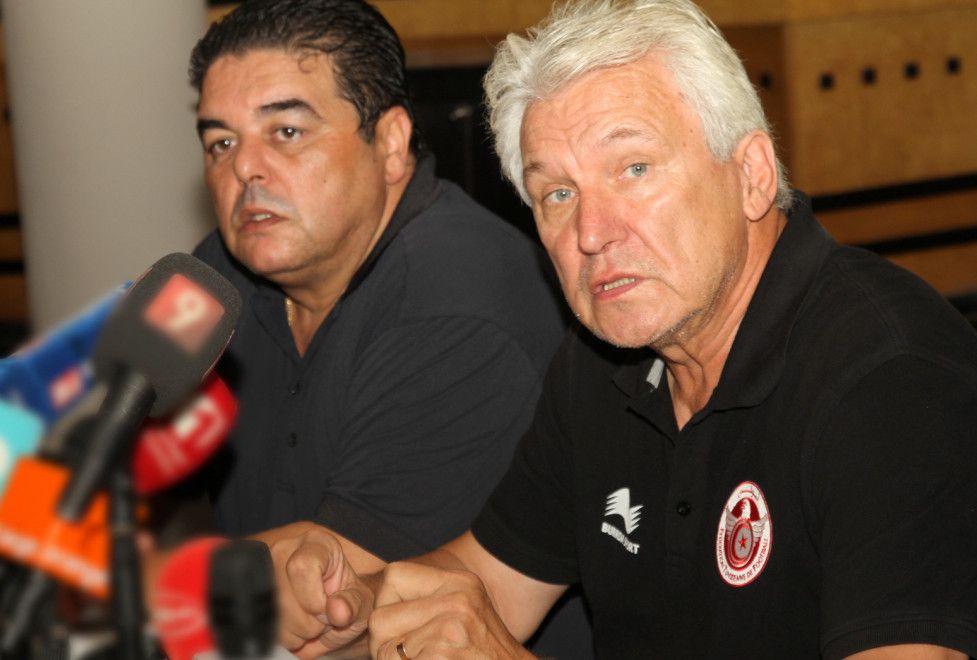 هنري كاسبارجاك خلال المؤتمر الصحفي الذي عقده اليوم 