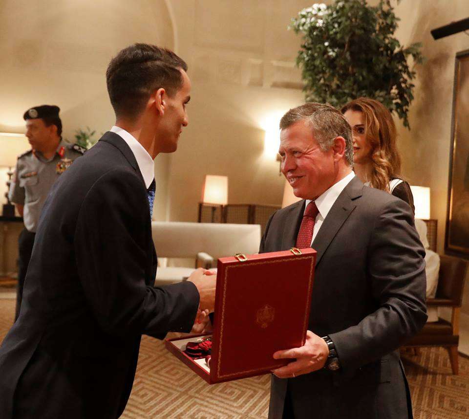 الملك خلال استقباله أبو غوش والعساف