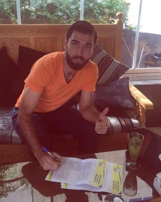 تامر حاج محمد أثناء توقيعه العقد