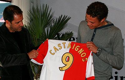 كاستاينوس يحمل قميص فينورد بعد التوقيع (صورة إرشيفيه)