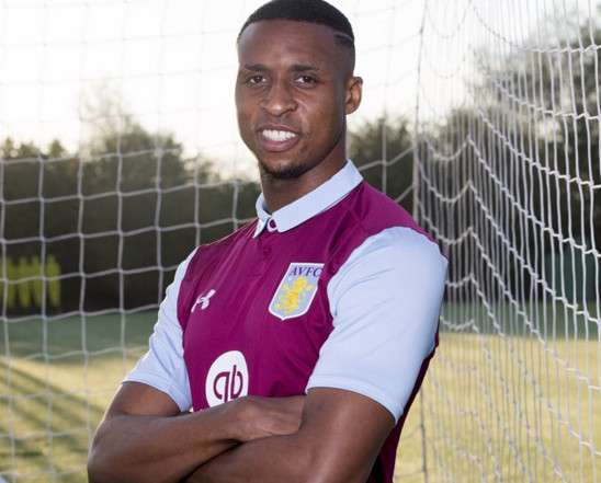 جوناثان كودجيا بقميص أستون فيلا