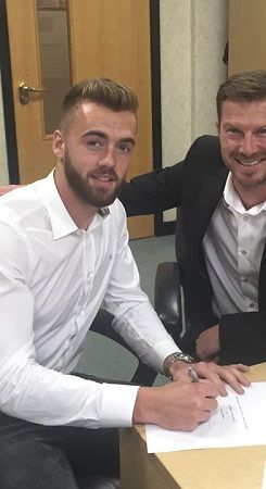 لحظة توقيع كالوم تشامبيرس