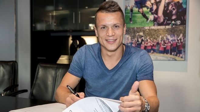 لحظة توقيع اللاعب يفجن كونوبليانكا