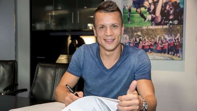 لحظة توقيع اللاعب يفجن كونوبليانكا