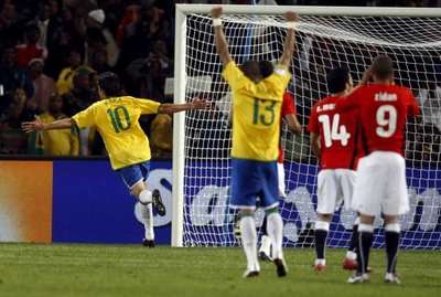 كاكا يسجل هدف الفوز من ضربة جزاء في الوقت القاتل