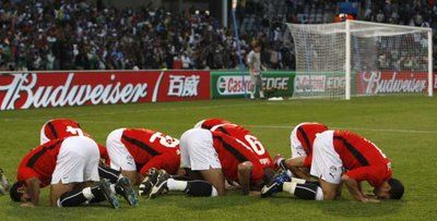 سجود لاعبي منتخب مصر شكر لله 