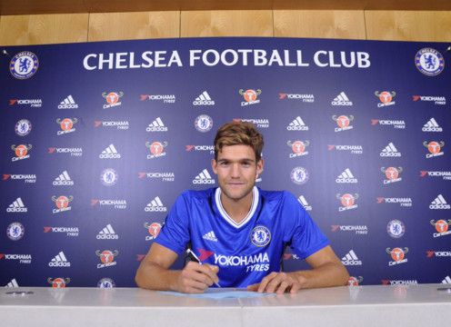 ماركوس ألونسو أثناء توقيعه العقد