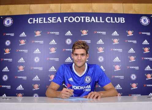 ماركوس ألونسو أثناء توقيعه العقد