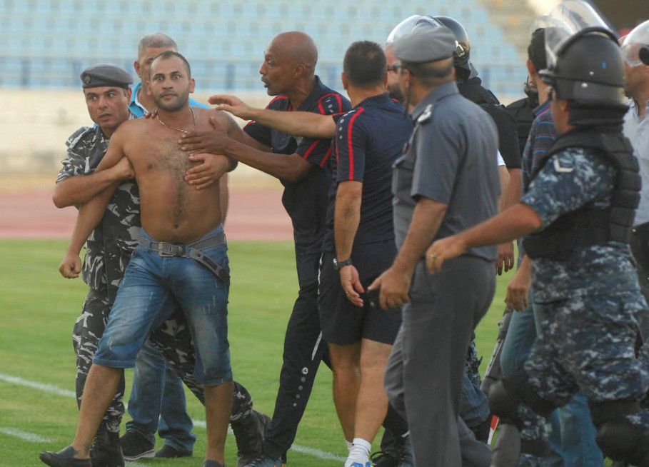 من أحداث الشغب في نهائي كأس النخبة