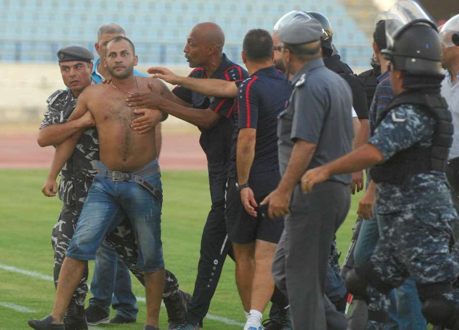 من أحداث الشغب في نهائي كأس النخبة