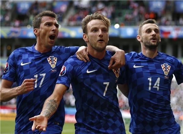 إيفان راكيتيتش مع زملائه في المنتخب الكرواتي