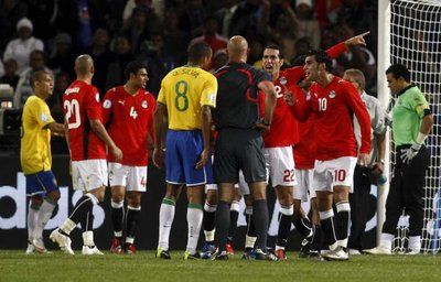 لحظة احتساب الحكم ركلة الجزاء في الوقت الضائع للبرازيل