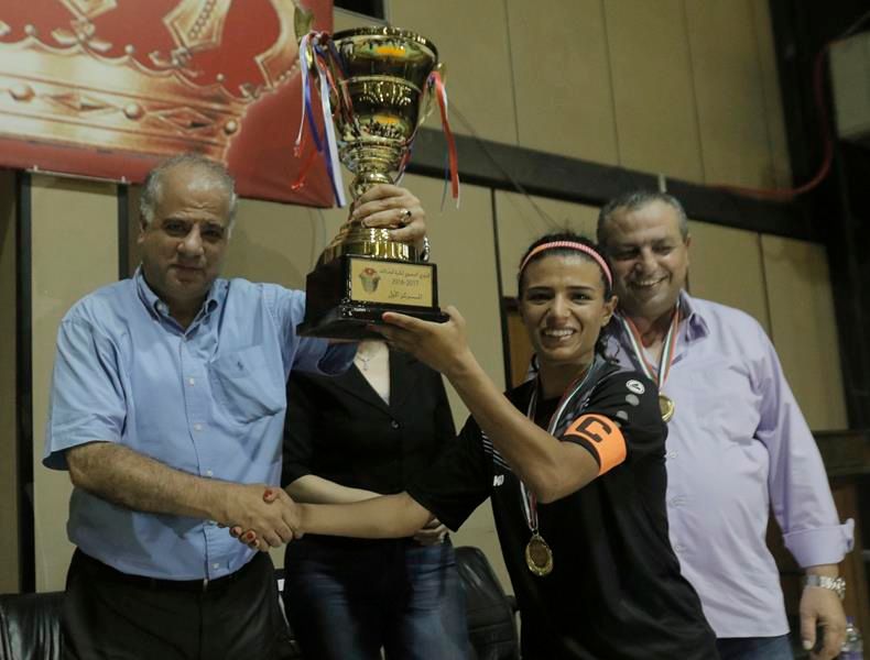 منصور يتوج فريق عمان بكأس البطولة