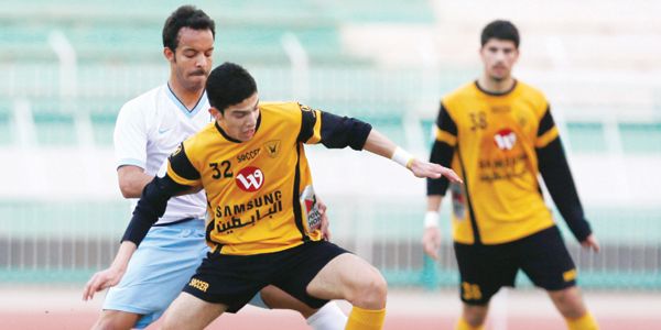 العنزي (يمين)