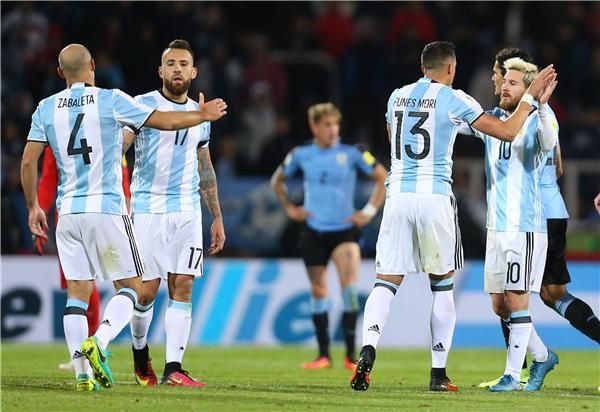 ميسي مع لاعبي منتخب الأرجنتين