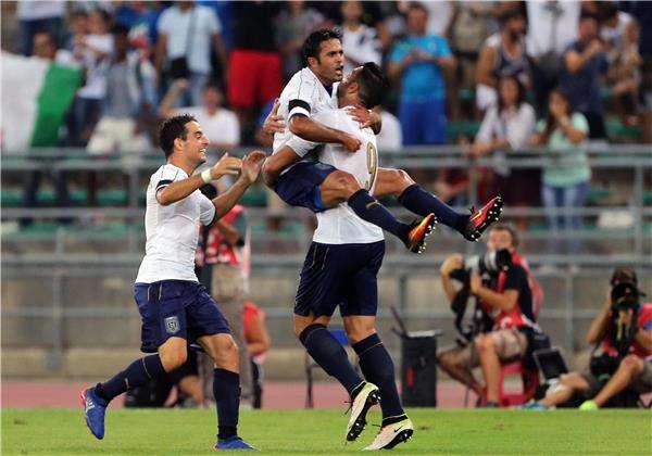 بيلي يحتفل بهدفه في مرمى فرنسا