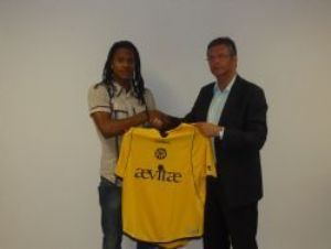 فان خيل  يُصافح ريهايرو ميولنس الوافد الجديد لرودا