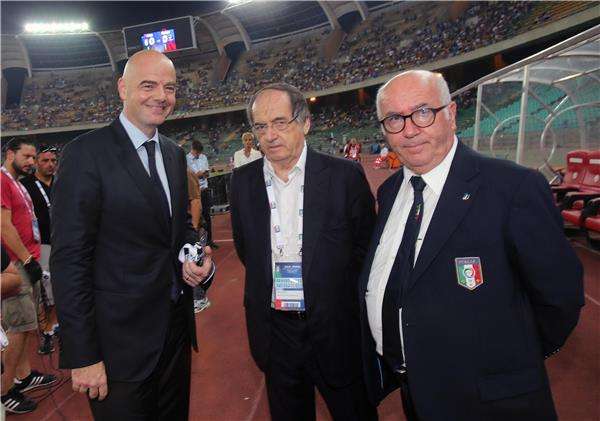 جياني إنفانتينو (يسار)