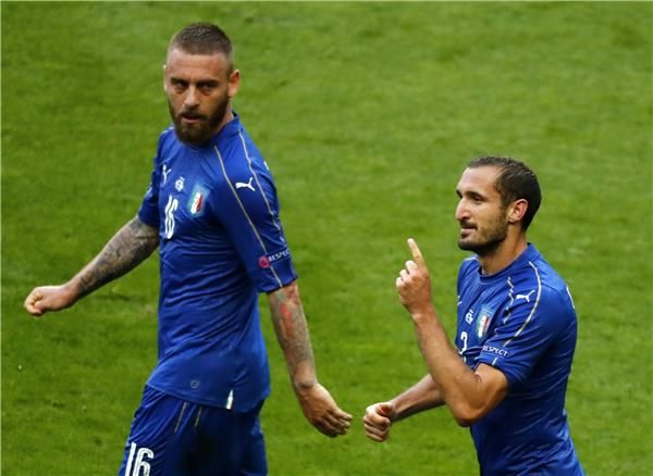 دي روسي (يسار)