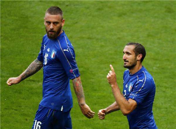 دي روسي (يسار)