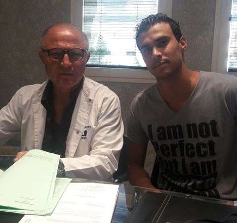 شهاب بن فرج اثناء امضاء العقد والى جانبه رئيس النجم رضا شرف الدين