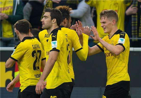 جينتر مع لاعبي بوروسيا دورتموند