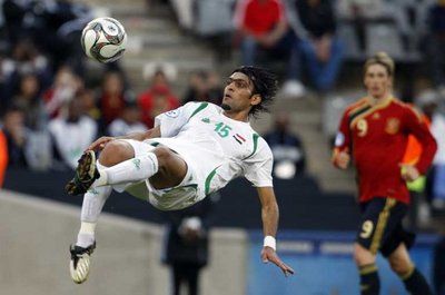 العراقي علي حسين رحيمة يسدد ضربة خلفية خلال لقاء العراق واسبانيا