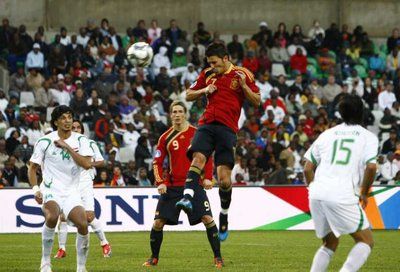 الاسباني ديفيد فيا يسدد كرة الهدف الوحيد للاسبان في مرمى العراق