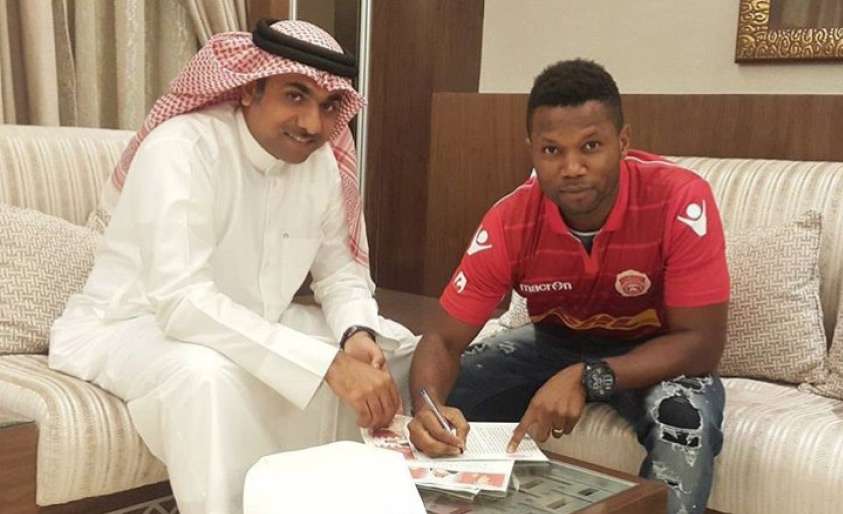 دوريس سالومو لحظة توقيع العقود