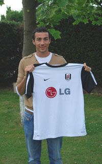 ستيفن كيلي يحمل قميص فريقه الجديد