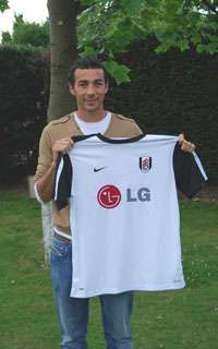 ستيفن كيلي يحمل قميص فريقه الجديد