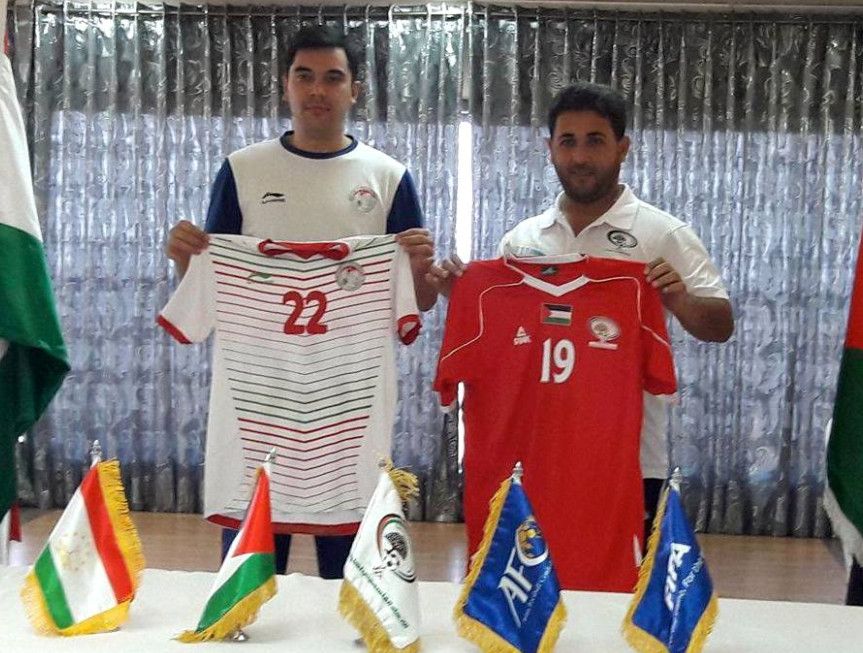 عرض قمصان المنتخبين الفلسطيني والطاجيكي