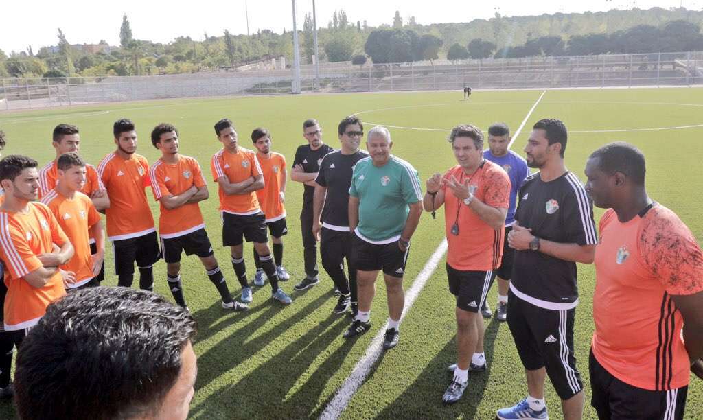 هيسكي خلال لقائه لاعبي المنتخبات الأردنية