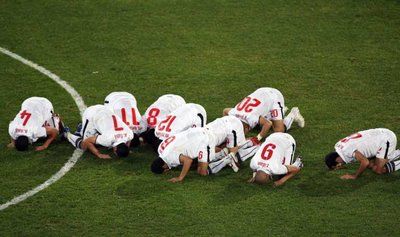 سجود لاعبي المنتخب المصري شكرا لله على هدف الفوز !